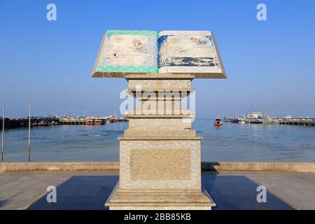 Scultura sul lungomare, Nathon City, Koh Samui Island, Thailandia, Asia Foto Stock