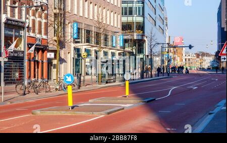Vista sul centro di Utrecht con un Vredenburg tranquillo e Lange Viestraat. Le strade sono tranquille a causa della pandemia di Corona. Paesi Bassi. Foto Stock