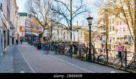 Vista sul centro di Utrecht con negozi chiusi presso l'Oudegracht (canale Vecchio). Le strade sono desolate a causa della pandemia di COVID-19 (corona). Foto Stock