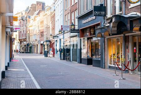 Vista su una tranquilla Choorstraat con numerosi negozi chiusi. A causa della pandemia COVID-19 le strade sono deserte. Paesi Bassi. Foto Stock