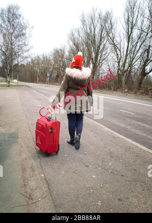 Tavel concetto di cancellazione. Borsa da viaggio in mano di una donna viaggiatore con timbro di testo volo annullato Foto Stock