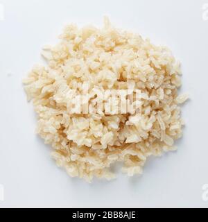 riso integrale cotto con porzioni vegane biologiche preparate assaggia verdure rotonde Foto Stock