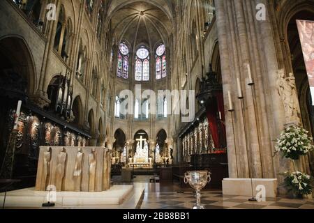 PARIGI, FRANCIA - 09 maggio 2009. L'altare maggiore e il chiostro interno della Cattedrale di Notre Dame a Parigi, Francia Foto Stock