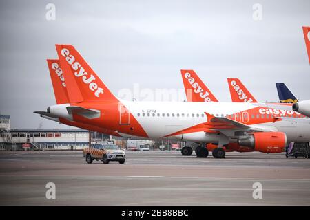 Luton, Regno Unito. 30th Mar, 2020. Giorno sei di Lockdown nel Regno Unito. EasyJet aerei con collegamento a terra all'aeroporto di Luton. Il paese è in blocco a causa della pandemia di Coronavirus COVID-19. Le persone non sono autorizzate a lasciare la casa tranne che per acquisti di cibo minimi, cure mediche, esercizio fisico - una volta al giorno, e lavoro essenziale. COVID-19 Coronavirus lockdown, Luton, Bedfordshire, UK, il 30 marzo 2020 Credit: Paul Marriott/Alamy Live News Foto Stock