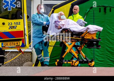 Un paziente con coronavirus COVID-19 viene trasferito dall'ospedale Catharina a un altro ospedale, poiché la sua condizione è abbastanza stabile da lasciare l'unità di terapia intensiva. Gli ospedali olandesi stanno lottando per far fronte al numero di pazienti infettati dal coronavirus COVID-19. Attualmente nei Paesi Bassi vi sono 11.750 casi confermati di COVID-19. Foto Stock