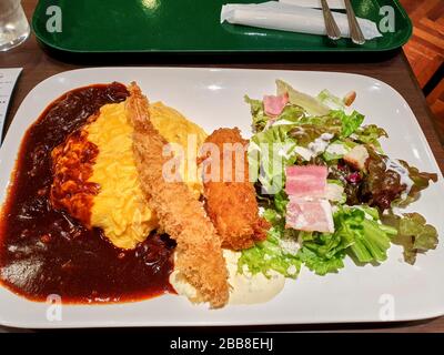 Gamberi fritti con riso e verdure Foto Stock