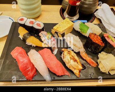 Sushi e sashimi nel ristorante Foto Stock