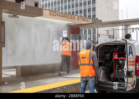 Detroit, Michigan, Stati Uniti. 30th Mar, 2020. I lavoratori disinfettano un rifugio di transito di massa nel centro di Detroit. Credito: Jim West/Alamy Live News Foto Stock