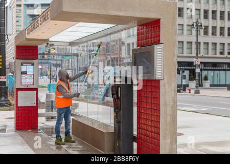 Detroit, Michigan, Stati Uniti. 30th Mar, 2020. I lavoratori disinfettano un rifugio di transito di massa nel centro di Detroit. Credito: Jim West/Alamy Live News Foto Stock