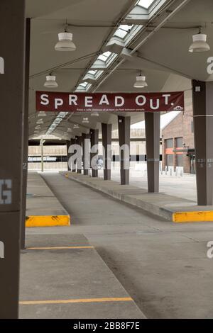 Detroit, Michigan, Stati Uniti. 30th Mar, 2020. Un segno sul mercato orientale sollecita il distanziamento sociale. Credito: Jim West/Alamy Live News Foto Stock
