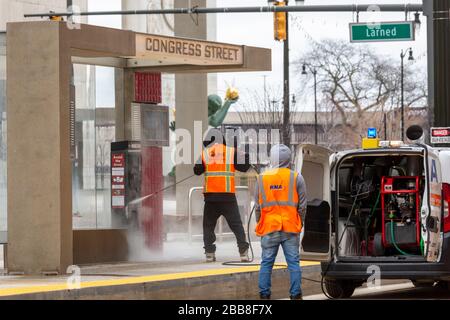 Detroit, Michigan, Stati Uniti. 30th Mar, 2020. I lavoratori disinfettano un rifugio di transito di massa nel centro di Detroit. Credito: Jim West/Alamy Live News Foto Stock