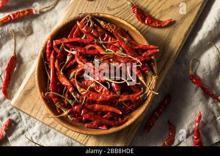 Crudo Rosso organico Cile de Arbol Peppers in una ciotola Foto Stock