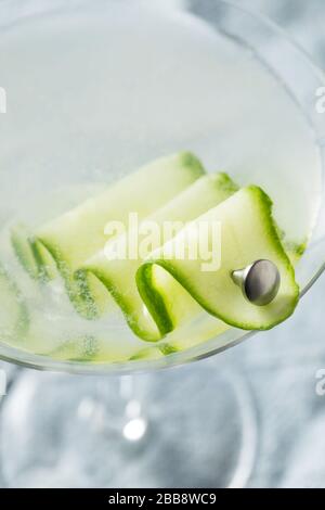 Cocktail di martini con vodka fatto in casa e sake giapponese Foto Stock