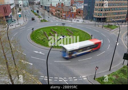 Un singolo autobus viaggia intorno a Furnival Square, Sheffield, a causa delle restrizioni di viaggio e di affari derivanti dal focolaio di coronavirus / covid--19 Foto Stock