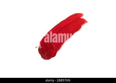 Rossetto rosso prodotto cosmetico pennello colpo campione. Rossetto campione smudge smudge smear isolato su sfondo bianco. Crema trucco texture. Foto Stock