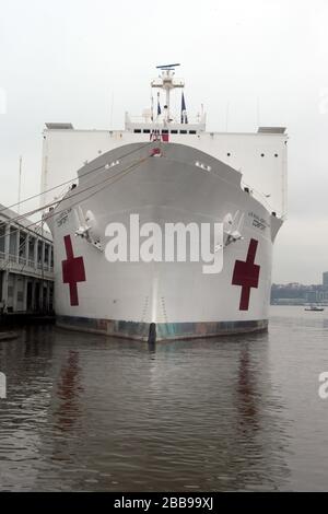 New York, NY, Stati Uniti. 30th Mar, 2020. Vista del Molo 90 all'arrivo della Marina militare degli Stati Uniti, un ospedale galleggiante nel Porto di New York City il 30 marzo 2020 a New York City. Credito: Mpi43/Media Punch/Alamy Live News Foto Stock
