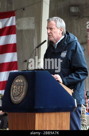 New York, NY, Stati Uniti. 30th Mar, 2020. Il sindaco di New York Bill de Blasio tiene una conferenza stampa all'arrivo del Navy Ship Comfort degli Stati Uniti, un ospedale galleggiante nel porto di New York il 30 marzo 2020 a New York City. Credito: Mpi43/Media Punch/Alamy Live News Foto Stock