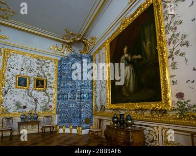 Riscaldatore e pittura in ceramica, interni al Palazzo di Caterina, Villaggio Tsars, Pushkin, Tsarskoe Selo, Pushkin, Federazione russa Foto Stock