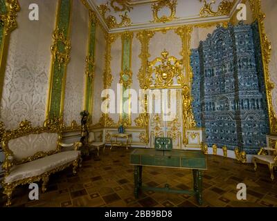 Stufa in ceramica e pavimento in parquet, Catherine Summer Palace interno, Tsars Village, Tsarskoe Selo, Pushkin, Federazione russa Foto Stock