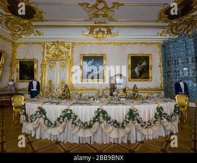 Sala da pranzo formale, interni del Palazzo di Caterina, Villaggio Tsars, Tsarskoye Selo, Pushkin, Federazione russa Foto Stock