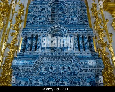 Riscaldatore o stufa in ceramica o muratura blu e bianco, interno del Palazzo di Caterina, Villaggio di Tsars, Tsarskoe Selo, Pushkin, Federazione russa Foto Stock