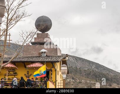 QUITO, ECUADOR - 29 LUGLIO 2018: Un ristorante con persone seduti all'esterno dell'attrazione turistica di Mitad del Mundo. Foto Stock