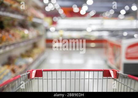 Foto sfocata del negozio con carrello nel grande magazzino bokeh sfondo Foto Stock