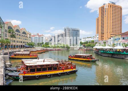 Barche da crociera sul fiume ormeggiate a Clarke Quay, quartiere Civico, zona Centrale, Isola di Singapore (Pulau Ujong), Singapore Foto Stock