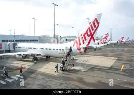 Imbarco passeggeri vergine Australian Boeing 737 all'Aeroporto Kingsford Smith di Sydney, mascotte, Sydney, Nuovo Galles del Sud, Australia Foto Stock
