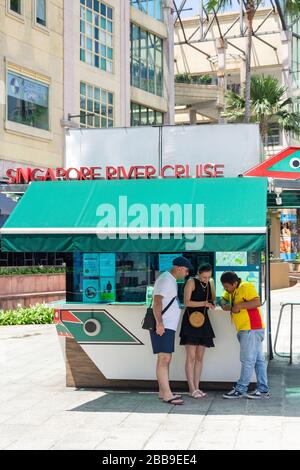 Coppia al chiosco dei biglietti per il Singapore River Cuise a Clarke Quay, quartiere Civico, area Centrale, Singapore Island (Pulau Ujong), Singapore Foto Stock