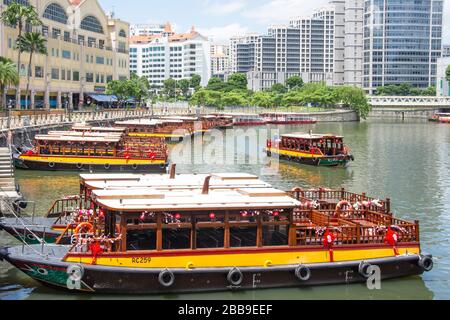 Barche da crociera sul fiume ormeggiate a Clarke Quay, quartiere Civico, zona Centrale, Isola di Singapore (Pulau Ujong), Singapore Foto Stock