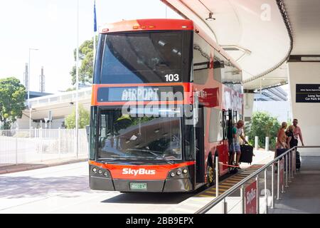 Autobus navetta Skybus Airport-City all'Aeroporto di Melbourne, Tullamarine, Melbourne, Victoria, Australia Foto Stock