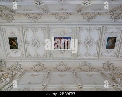 Soffitto in gesso decorato, interni del Palazzo di Caterina, Tsars Village, Tsarskoe Selo, Pushkin, Federazione russa Foto Stock