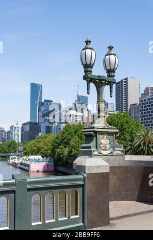 Quartiere Centrale degli Affari da Princes Bridge, City Central, Melbourne, Victoria, Australia Foto Stock