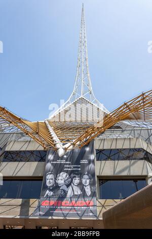 Il cartellone per lo spettacolo spire and Chicago, Arts Center Melbourne, St Kilda Road, Southbank, City Central, Melbourne, Victoria, Australia Foto Stock