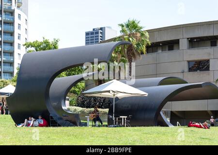 Cantante al mercato domenicale, Arts Centre Melbourne, St Kilda Road, Southbank, City Central, Melbourne, Victoria, Australia Foto Stock