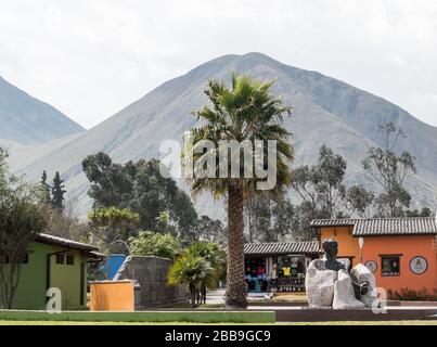 QUITO, ECUADOR - 29 LUGLIO 2018: Statua di José Martí con le montagne sullo sfondo dell'attrazione Mitad del Mundo. Foto Stock