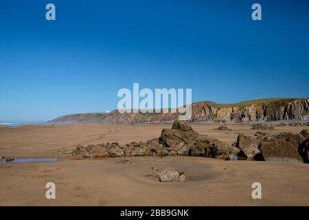 Le splendide spiagge sabbiose e i crassi rocciosi rendono Sandymouth popolare tra i visitatori, ma è possibile trovare spazio fuori stagione di picco Foto Stock