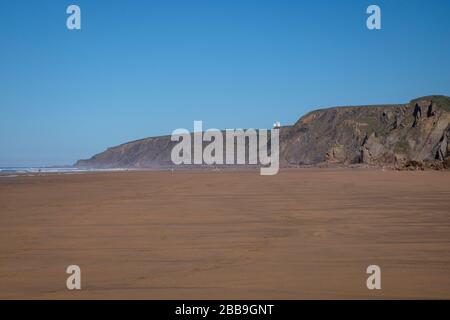 Le splendide spiagge sabbiose e i crassi rocciosi rendono Sandymouth popolare tra i visitatori, ma è possibile trovare spazio fuori stagione di picco Foto Stock