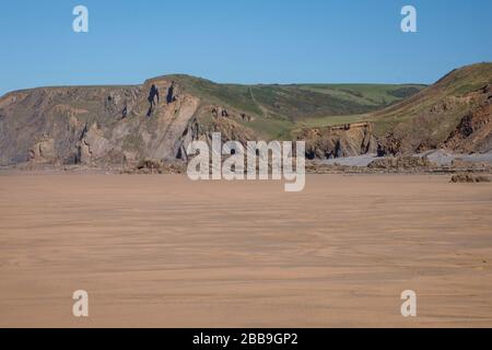 Le splendide spiagge sabbiose e i crassi rocciosi rendono Sandymouth popolare tra i visitatori, ma è possibile trovare spazio fuori stagione di picco Foto Stock