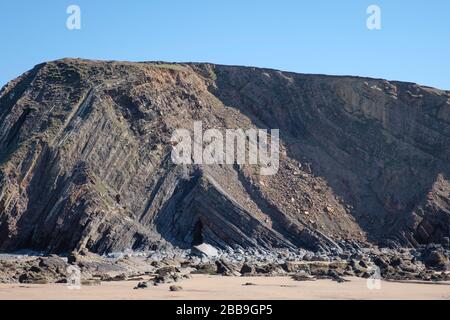 Le splendide spiagge sabbiose e i crassi rocciosi rendono Sandymouth popolare tra i visitatori, ma è possibile trovare spazio fuori stagione di picco Foto Stock