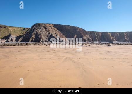 Le splendide spiagge sabbiose e i crassi rocciosi rendono Sandymouth popolare tra i visitatori, ma è possibile trovare spazio fuori stagione di picco Foto Stock