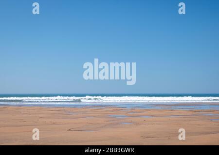 Le splendide spiagge sabbiose e i crassi rocciosi rendono Sandymouth popolare tra i visitatori, ma è possibile trovare spazio fuori stagione di picco Foto Stock