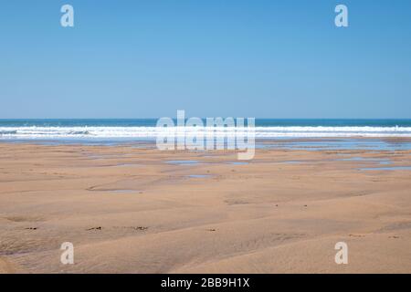 Le splendide spiagge sabbiose e i crassi rocciosi rendono Sandymouth popolare tra i visitatori, ma è possibile trovare spazio fuori stagione di picco Foto Stock