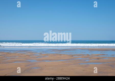 Le splendide spiagge sabbiose e i crassi rocciosi rendono Sandymouth popolare tra i visitatori, ma è possibile trovare spazio fuori stagione di picco Foto Stock