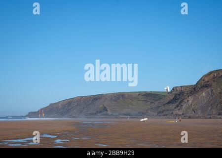 Le splendide spiagge sabbiose e i crassi rocciosi rendono Sandymouth popolare tra i visitatori, ma è possibile trovare spazio fuori stagione di picco Foto Stock