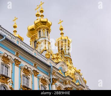 Cupole di cipolla d'oro del Palazzo di Caterina, Villaggio di Tsars, Tsarskoe Selo, Pushkin, Federazione russa Foto Stock