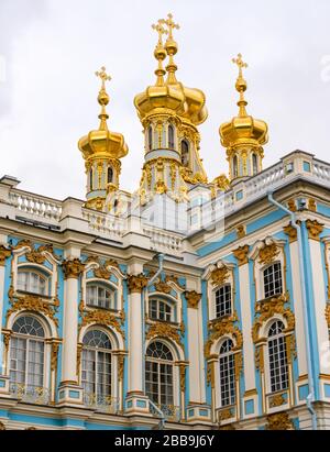 Cupole di cipolla d'oro del Palazzo di Caterina, Villaggio di Tsars, Tsarskoe Selo, Pushkin, Federazione russa Foto Stock