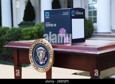 Una scatola per il kit di prova COVID-19 di Abbott SU un tavolo prima dell'inizio di un briefing stampa da parte della Coronavirus Task Force sulla pandemia di coronavirus e COVID-19, nel Rose Garden presso la Casa Bianca, a Washington, DC, USA, 30 marzo 2020.credito: Michael Reynolds/Pool via CNP /MediaPunch Foto Stock