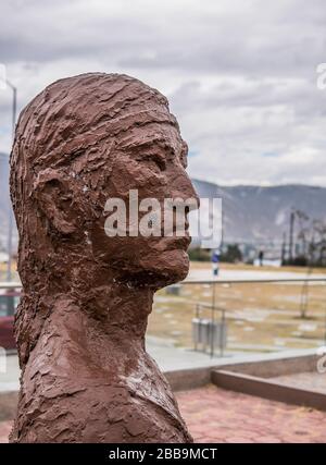 QUITO, ECUADOR - 29 LUGLIO 2018: Primo piano di una statua che rende omaggio alla cultura Quitu-Cara, una società ancestrale che abitava la zona. Foto Stock